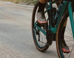 Gran Tourer Gravel Shoes - Pink -Fahrradzubehör Geschäft QUOC Gran Tourer Lace Pink Gravel Cycling Shoe Lifestyle 2 1100x