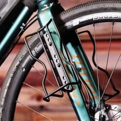 Blackburn Outpost Cargo Cage - Schwarz 15 Blackburn Outpost Cargo Cage - Schwarz -Fahrradzubehör Geschäft bbn outpost cargo bike cage black lifestyle 1